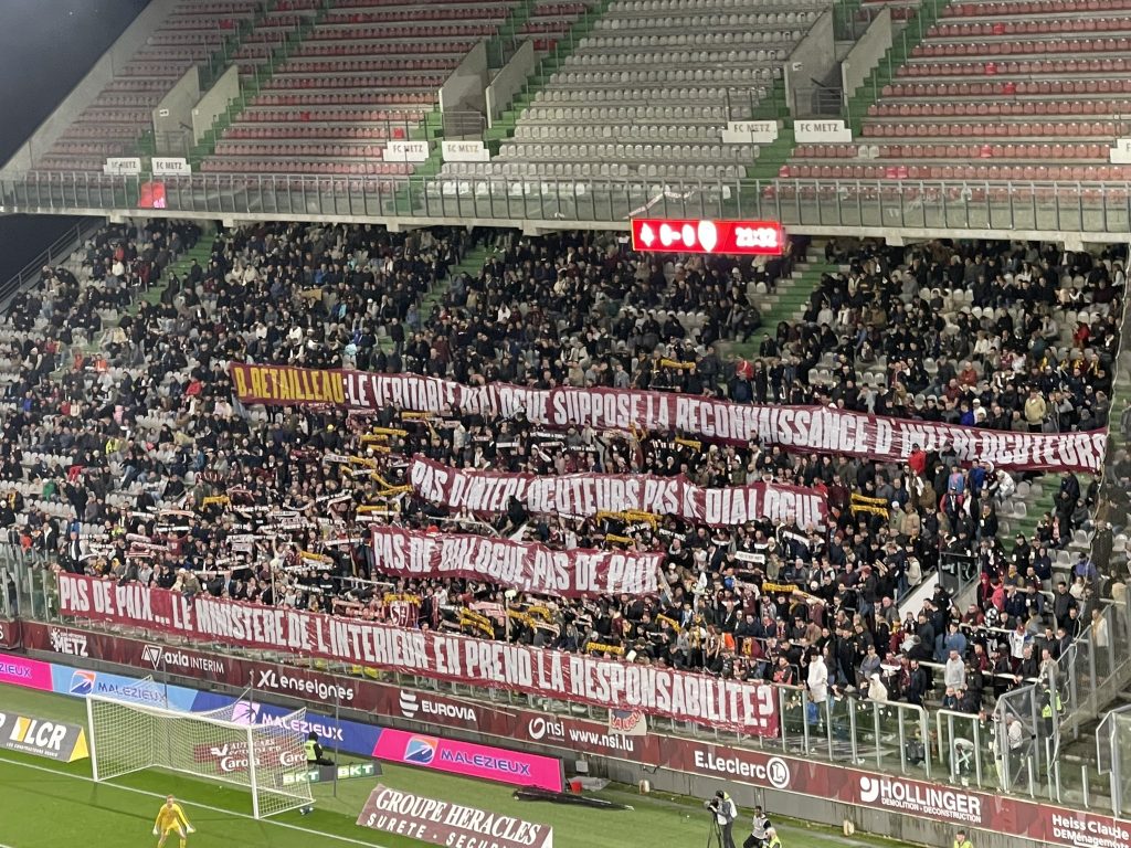 banderole de la Horda Frenetik en soutien aux groupes stéphanois pour FC Metz - Troyes. Image Valentin Lachaux